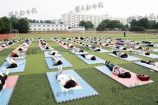 武汉高中操场吃瓜,校园生活新风尚