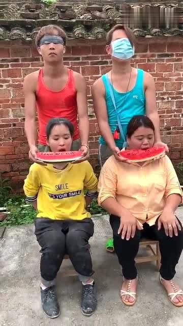 妯娌俩吃瓜,揭秘家庭纷争背后的真相